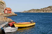 Hytter med småbåt ved brygga