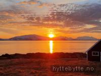 Moderne hytte nær sjøen