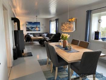 Klikk for stort bilde av 'Nyopp-pusset enebolig med stor hage og kveldssol '