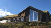 Moderne hytte ved alpinbakke