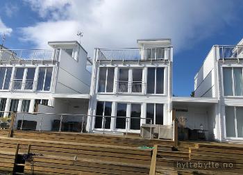 Klikk for stort bilde av 'Koselig rorbu med båt og jacuzzi i lune omgivelser.'