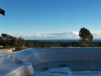 Klikk for stort bilde av 'Moderne massivtrehytte nær sjø med nydelig utsikt'